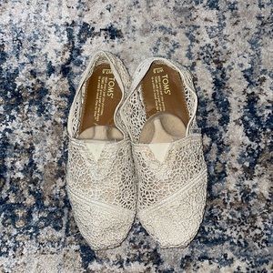 TOMS crochet